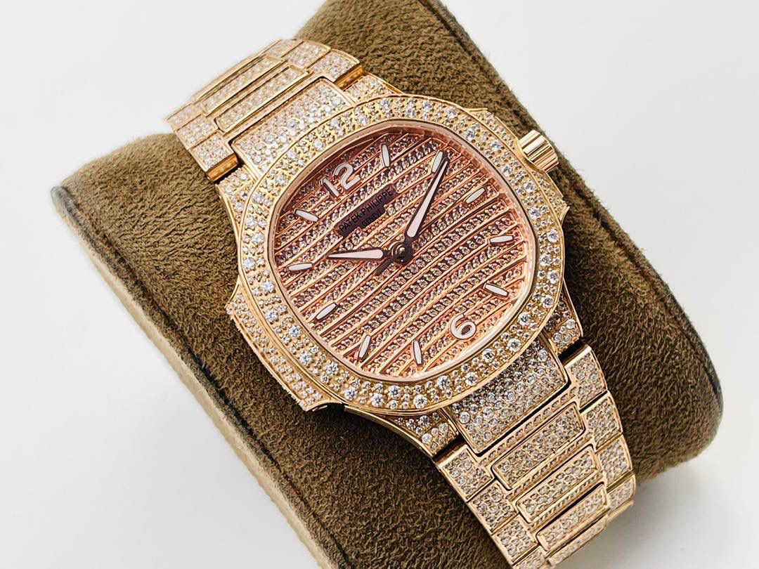 —百达.翡丽7118女士鹦鹉螺 满钻限量款 少量到货，限量供应（全身采用八心八箭天然奥宝水钻）😍😍 1⃣️腕表:定制9015改324 S自动一体上链机械机芯，中心大秒针！ 2⃣️表盘:密镶钻，拥有286颗钻 3⃣️表壳:密镶拥有518颗钻，拥有蓝宝石水晶透盖。 4⃣️直径35.2MM！ 5⃣️表链:采用拥有1729钻采用罕见的“不规则雪花镶钻”工艺，令腕表更添耀眼光彩，这项工艺需要将大小各异的钻镶嵌并固定到位，尽可能隐匿每颗钻之前的贵金属痕迹。 6⃣️顶配鹦鹉螺7118满天星！ 目前算是最奢华的女款鹦鹉螺 应该没有人能拒绝了它了吧？ 雪花❄️镶钻全身 不仅是表盘，表带都是雪花镶钻总之一个字“闪”（白色为真空炉内白金，玫色为真空炉内纳米玫瑰金）