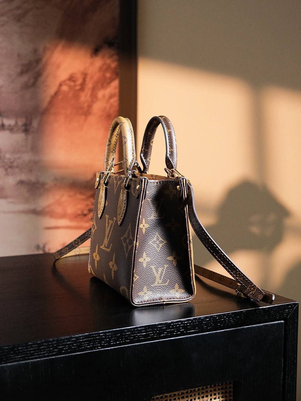 𝐎𝐍𝐓𝐇𝐄𝐆𝐎 𝐁𝐁芯片菱形跳动码迷你系列👜✨ 𝑶𝒏𝒕𝒉𝒆𝒈𝒐系列不断发展壮大， 上市之后一直处于断货王的存在〰️ 保留了原有的经典惊艳之作， 但它重新诠释出一种不同的味道， 作为小包当道的时代， 𝐌𝐢𝐧𝐢系列更加小巧可爱，颜值更胜一筹！ 同样的复古百搭爆款，独特的尺寸设计，将它再次带回时尚前沿！ 简直就是夏日的百搭神器！ 五金材质：厚镀纯钢五金 皮料材质：菱形法国原厂皮面料【芯片版】 尺寸详情：𝟏𝟖*𝟏𝟓*𝟖.𝟓𝐜𝐦