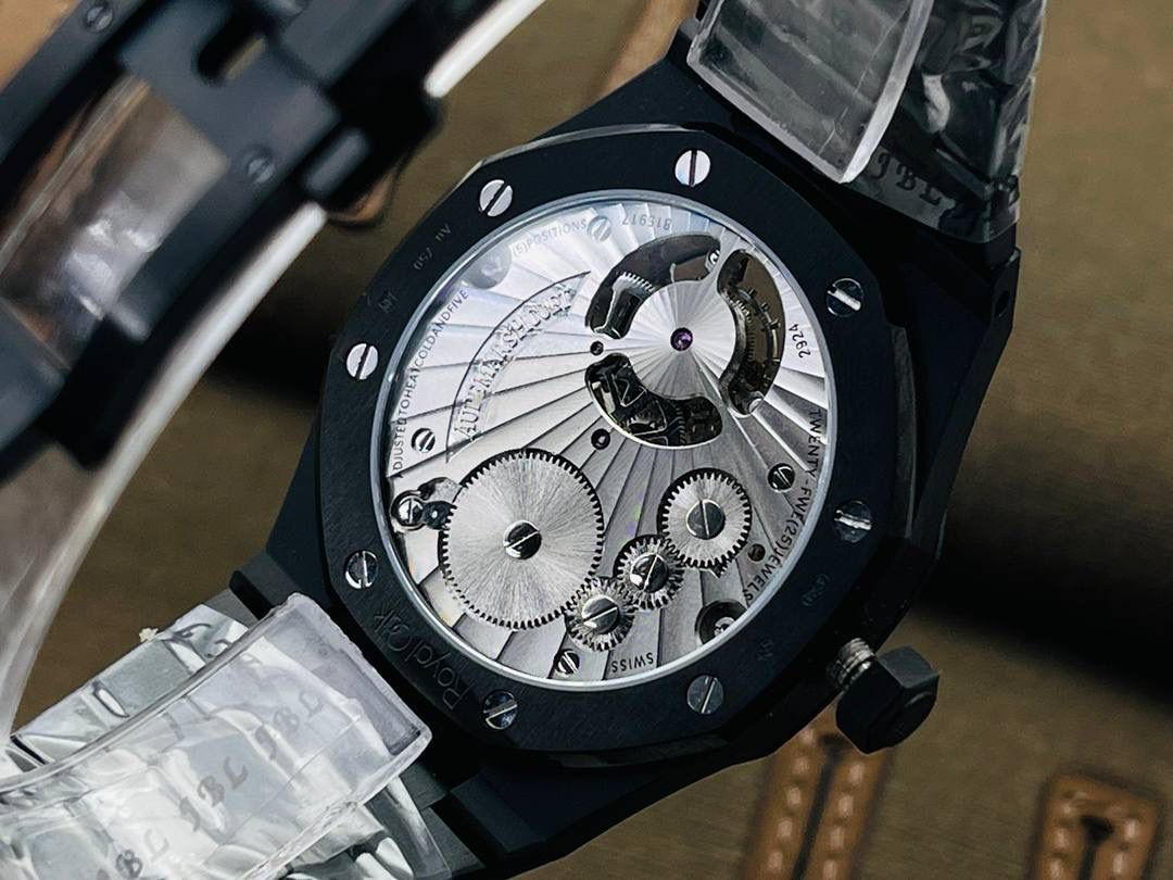 爱彼A P皇家橡树陀飞轮精品腕表 升级细节🔥 1⃣️独家订制Cal.2924机芯，动力储存68小时！ 2⃣️腕表依旧保留的八角形表圈、标志性的六角形螺丝以及经典表带！ 3⃣️皇家橡树系列超薄陀飞轮腕表在经典的“Tapsisserie”格纹上进行再度创新，形成了新的格纹“Tapisserie Evolutive”！熟悉又陌生的表盘格纹装饰带来全新观感，成为这款腕表的点睛之笔。 4⃣️表壳直径为41毫米，厚度为11.2毫米！