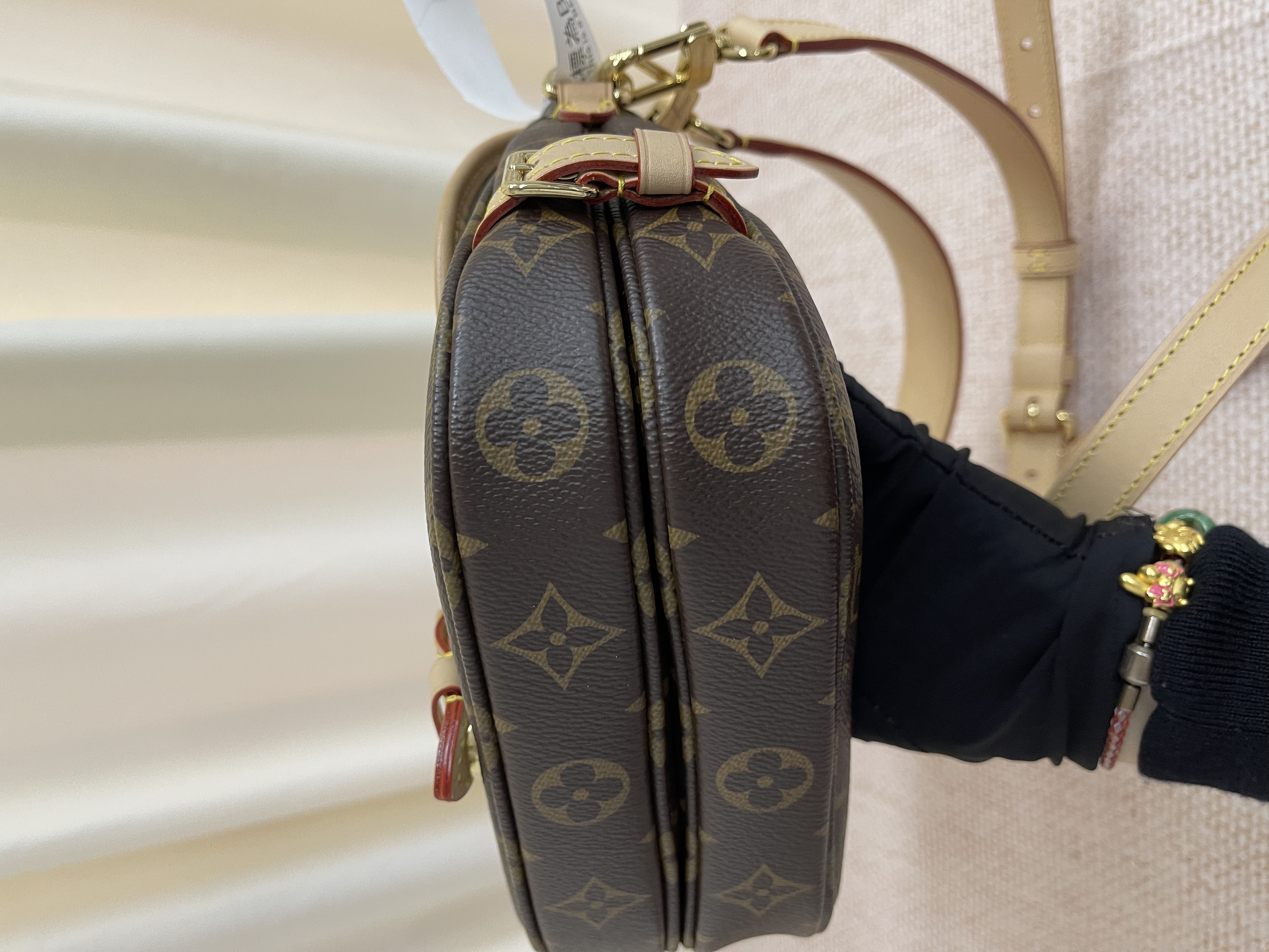 Pre-Owned Louis Vuitton Saumur BB / Product Code: 26021205