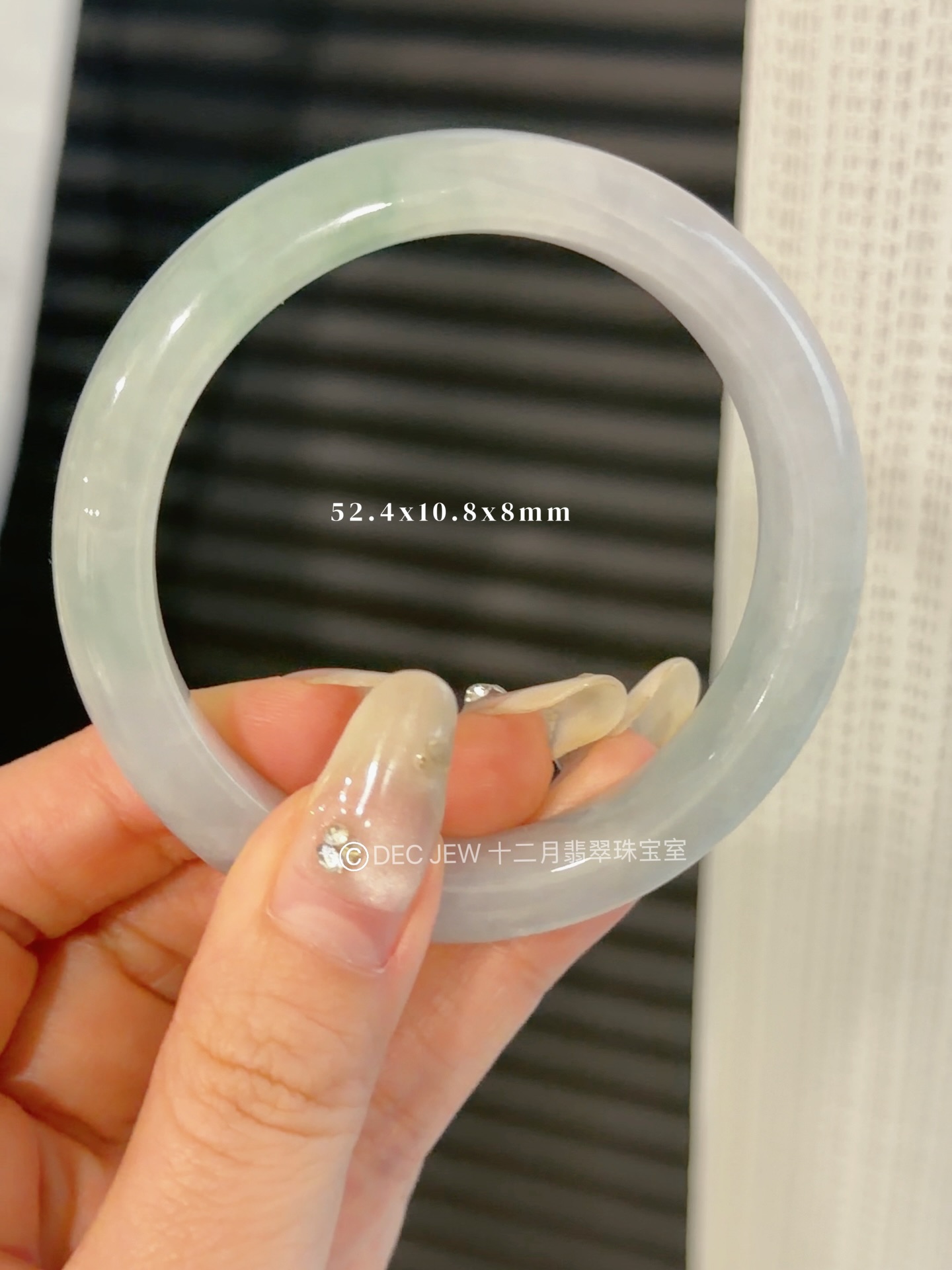 ✨马来西亚现货 · 手镯现货发售 ✨ 🟢 52正圈木那雪花棉翡翠手镯📏 手镯尺寸 • 圈口：52.4mm • 宽度：10.8mm • 厚度：8mm 📄 附证书 每只手镯均附专业鉴定证书，安心选购 ✔️ 🕊 鉴赏期 支持鉴赏期，购买更放心 🌍 全球配送 马来西亚现货，支持全球邮寄 ✈️ 📩 欢迎私讯咨询 / DM 查看细节与实#马来西亚翡翠 #怡保 #吉隆坡 #新山 #新加坡