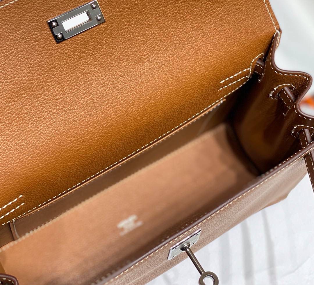 『金棕色·银』 ‘’Kᴇʟʟʏ ᴅᴀɴsᴇ • Evercolor 🎀 时尚圈就是一个圆！ 最厉害的就是六种背法： 斜背、侧背、肩背、腰包、背包、手包 集美们一定要安排起来‼️ 22Cm