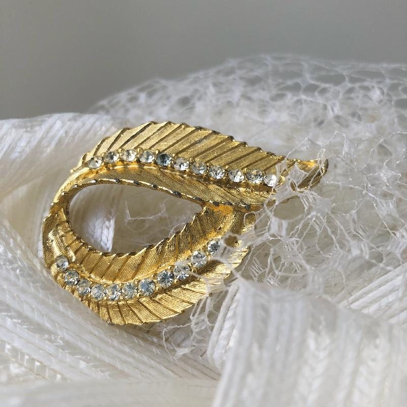 C.a. 1950-60s Rhinestone Lined Texture Leafy Jewelry Set of Brooch & Clip Earrings from Canada (MT854)