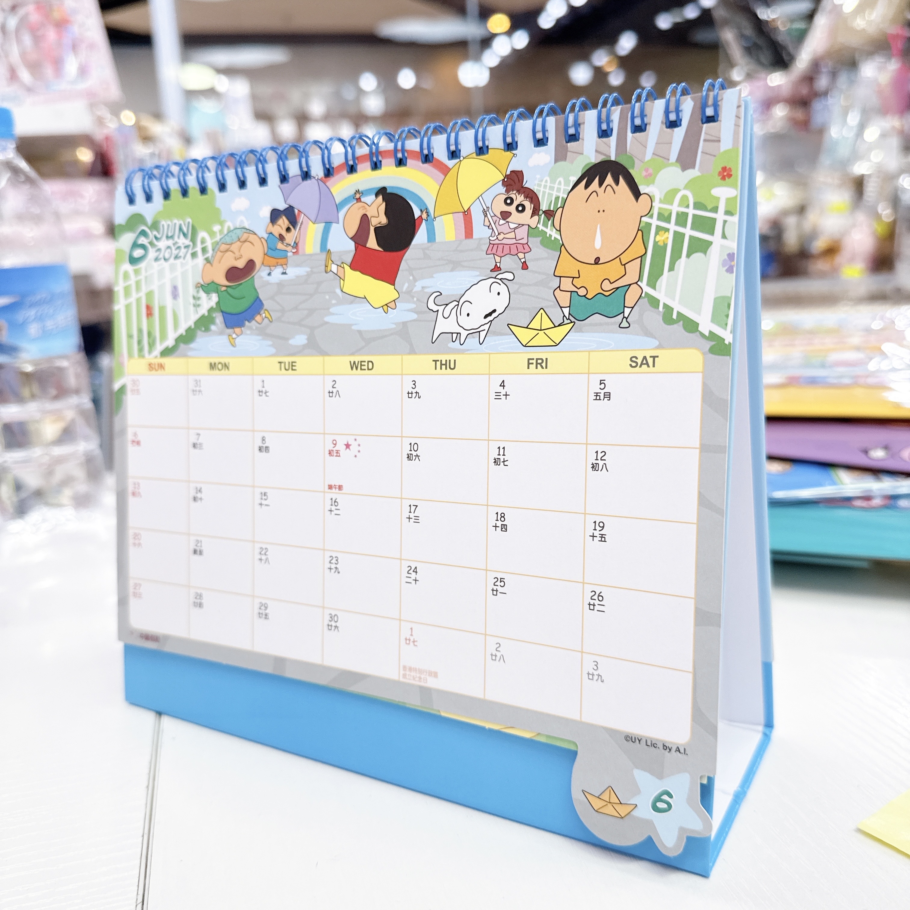 原裝行貨蠟筆小新2027座枱月曆 香港假期 農曆對照。附送精美貼紙