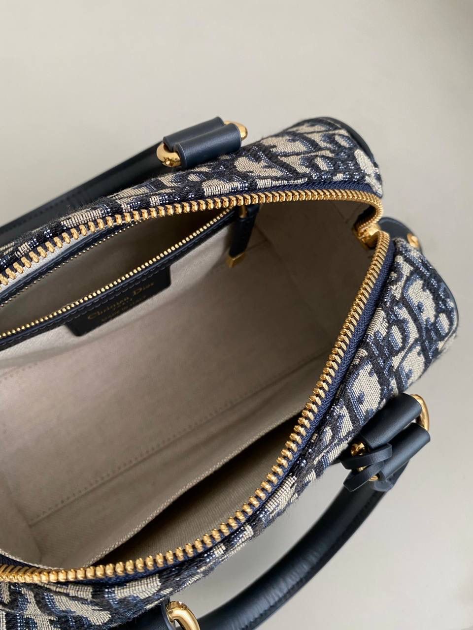 🈶老花蓝 𝗗𝗜𝗢𝗥 𝐠𝐫𝐨𝐨𝐯𝐞手袋·20 枕头包大家都知道 唯一的缺点就是能装 抗造hhh～ 最近最火热度最高的一定是𝙳𝚒𝚘𝚛 𝚐𝚛𝚘𝚘𝚟𝚎 当之无愧了吧！ mini小巧可爱， 最火爆 小号实用性强，推荐五颗⭐ 中号率性酷飒，适合165cm以上的妹子 日常出门容量绰绰有余 20.5 x 13.5 x 12cm #7023m