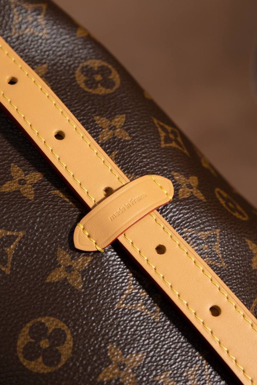 LV CARRYALL🎀 整体风格偏 休闲、随性、有点慵懒感，背上身直接爱上❤️ 字母包设计很贴心，不管是拿来当通勤包，还是妈咪包，都超级适合。容量大、很好装东西，而且又耐看又百搭，天天背都不会腻。 可以说是 又实用又好看的王者包款 了✨ 中号：尺寸 39×30×15cm 小号：尺寸 29x24x12cm 大小刚刚好，看起来大气又很实用。这款 Carryall 系列真的是爆款中的爆款，颜值超高，真的会让人一看就想要！从上市第一天开始就一直缺货，真的不是开玩笑的！！😍✨