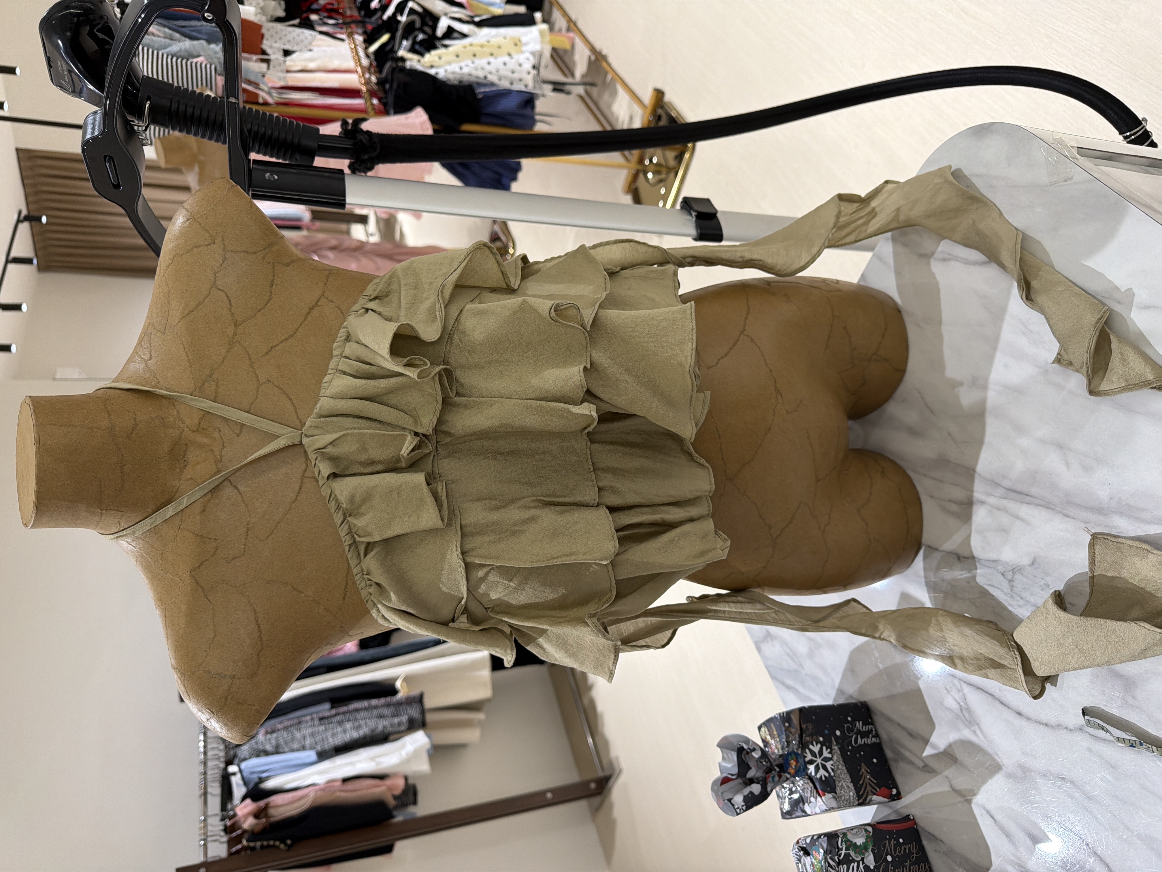 绿色荷葉邊上衣