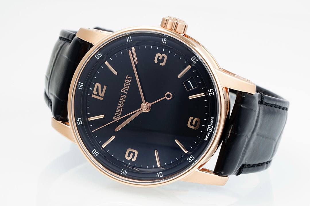 🚀新品CODE15210 系列 爱彼CODE 11.59系列蓝盘大三针自动上弦腕表，表壳直径为41毫米，这一尺寸的设定使得这枚腕表同时适合男士与女士佩戴。与此同时，表壳八角形与圆形融合的设计也让这一系列从一般的圆形表壳腕表中脱颖而出。 根据原版设计，圆形表壳内嵌入八边形中间件，镂空表耳顶部通过焊接固定于超薄表圈上，表耳底部巧妙地与表背构成完美衔接。表圈、表耳和表壳均经过缎面拉丝、斜面倒角与抛光处理。表壳厚度为10.7毫米，可以轻松的塞进衬衣的袖口中。💯🔥