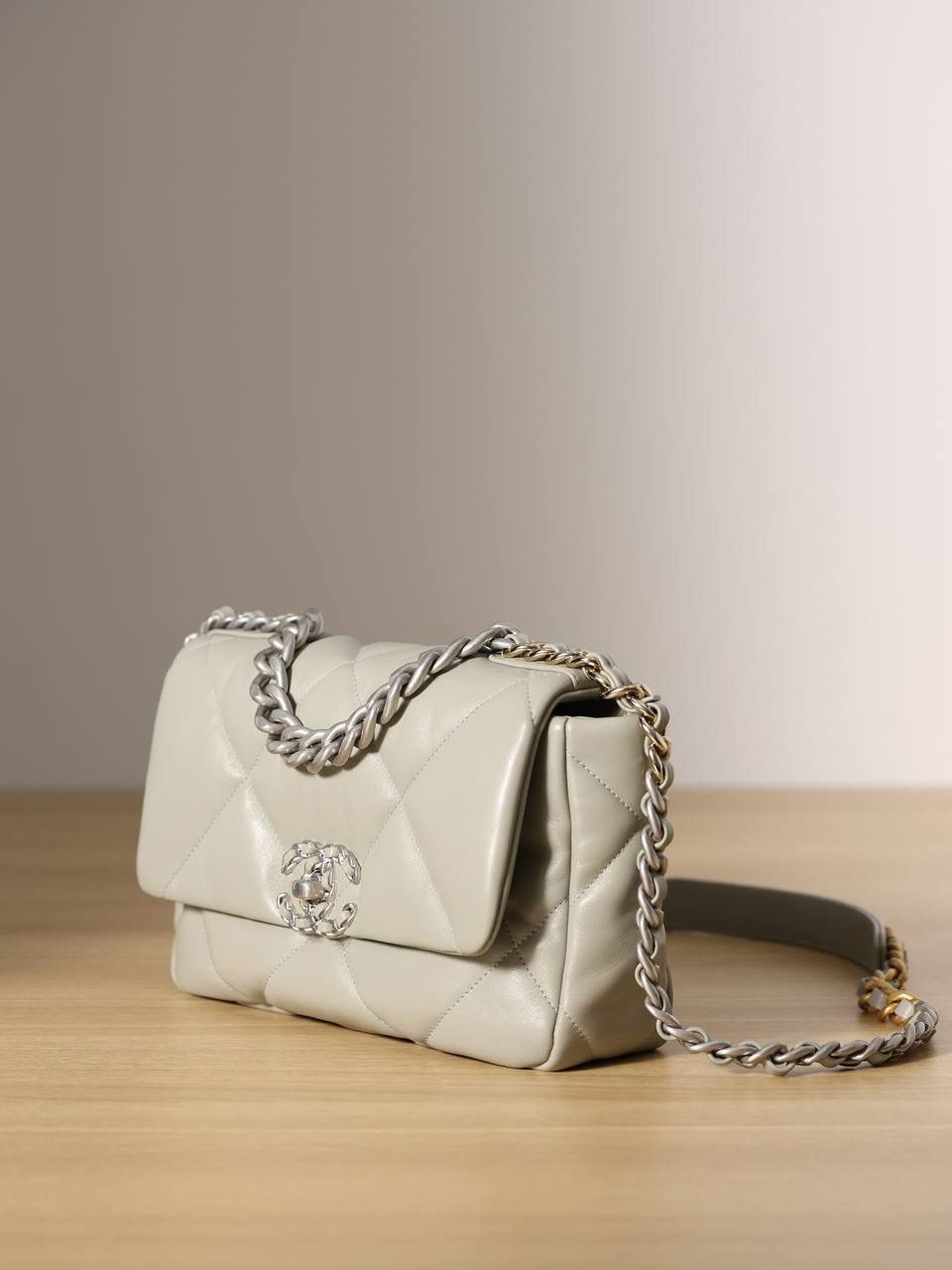 chanel 19 bag 灰色❤️‍🩹👜小号 独家渠道货 方框 原厂正品皮 小羊皮系列✨以诞生年份2019命名的小香19手袋 每针每线都是符合正品工艺 尺寸：16 x 26 x 9cm