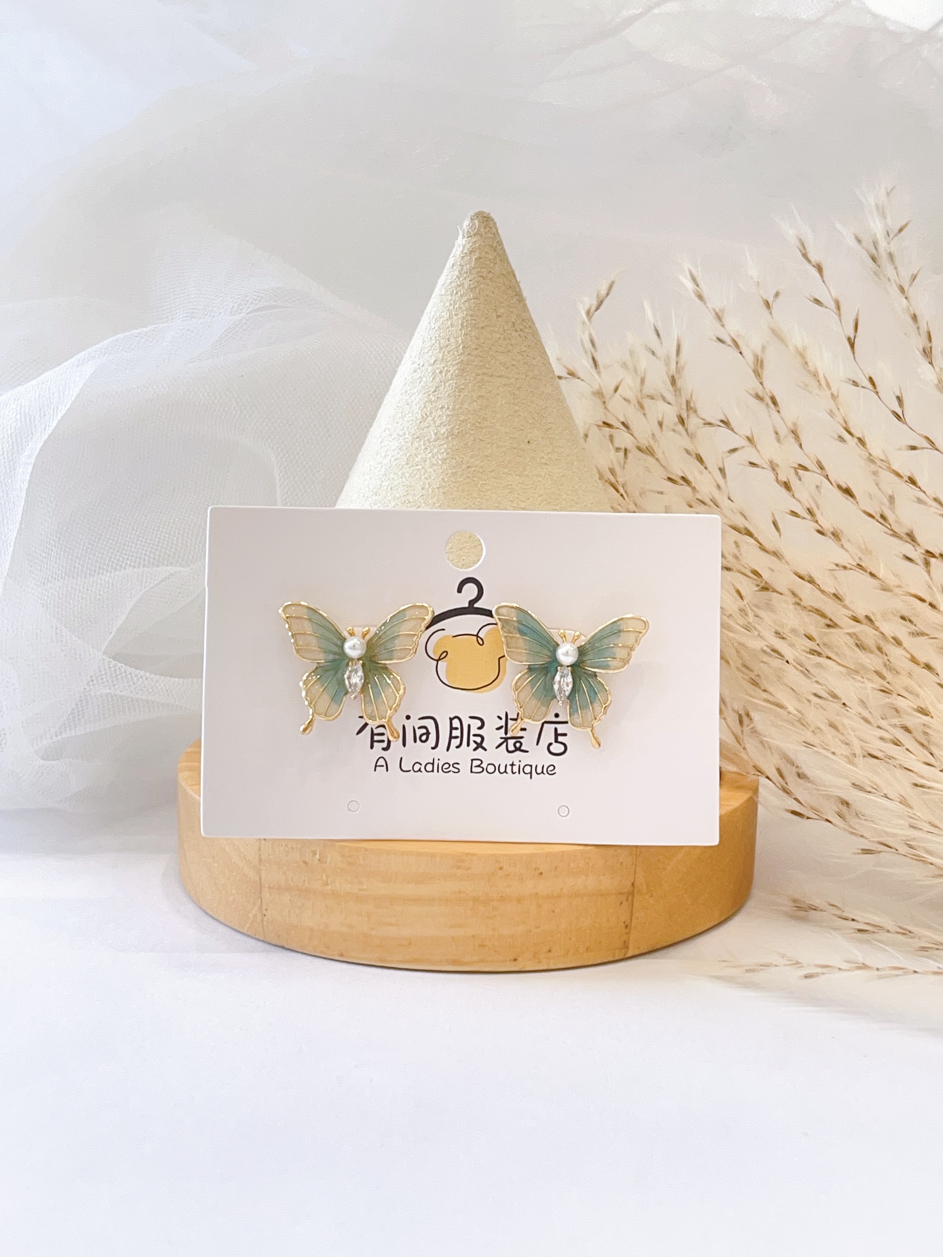 绮彩薄翼系蝴蝶耳环