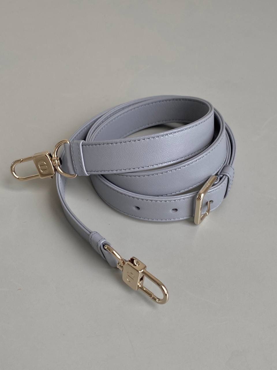 梦幻灰小号🩶 𝗗𝗶𝗼𝗿 𝗗-𝗝𝗼𝘆 𝗯𝗮𝗴羊皮2023款，新色😎😎 时尚果然就是轮回，回归了一把中古戴妃 长方包形，短链条➕细长肩带直接封神！！ 复古时髦感超强，真是什么场合都可以把住 绝对是lady中的天花板了，强势出圈啦姐妹们‼️ 22.5×12×5.5cm