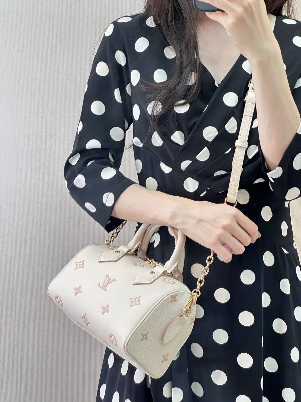 作为驴家常年断货的经典款speedy枕头包，一出道即巅峰，哪怕是到了现在也一直是时尚达人潮人最爱的包款！热爱时尚潮流的你一定在不少街拍秀，小红薯🍠围脖🧣上也能看到它的身影！年年的经典大爆款！ 这 尺寸：20.5 x 13.5 x 12cm