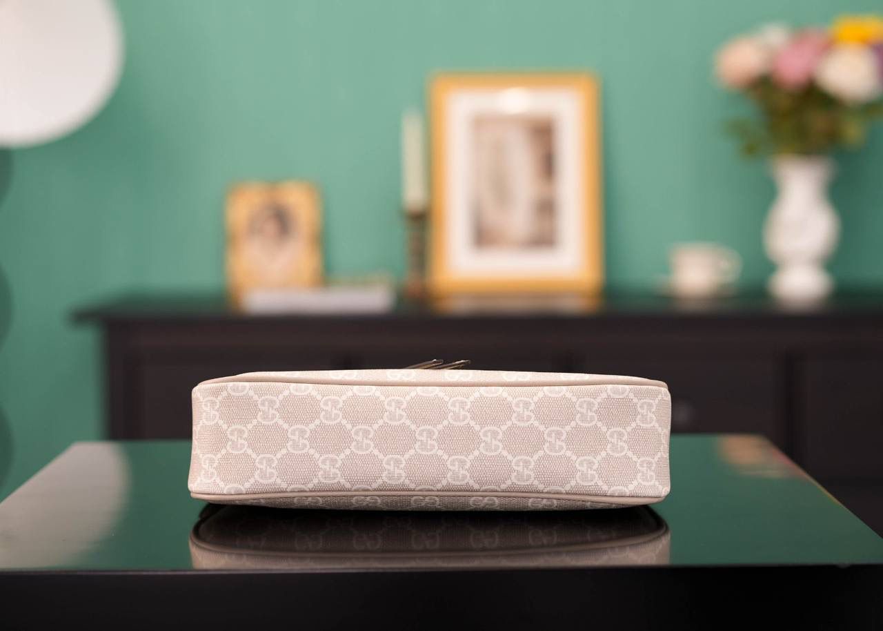 🥯GG Ophidia系列小号手袋 腋下包 燕麦色 25cm 意大利Marbella Pellami进口皮,猪皮纹配经典的双G老花PVC,也是很别具一番风格的！简洁大方超百搭，这款腋下包版型款式都很nice，值得入手~燕麦色超级适合夏天哟！ 官方款号 735145 尺寸：25x15x6cm