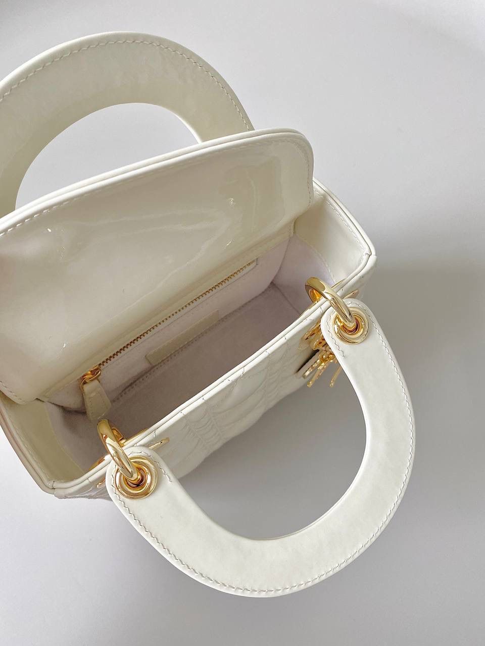 🈶漆皮白🩷𝗗𝗶𝗼𝗿 𝗟𝗮𝗱𝘆三格， 谁能抗拒这奶里奶气的新颜色啊 淡淡的色调，看着心情就很好 夏天用简直不要太合适，乖到炸了 17×15×7cm