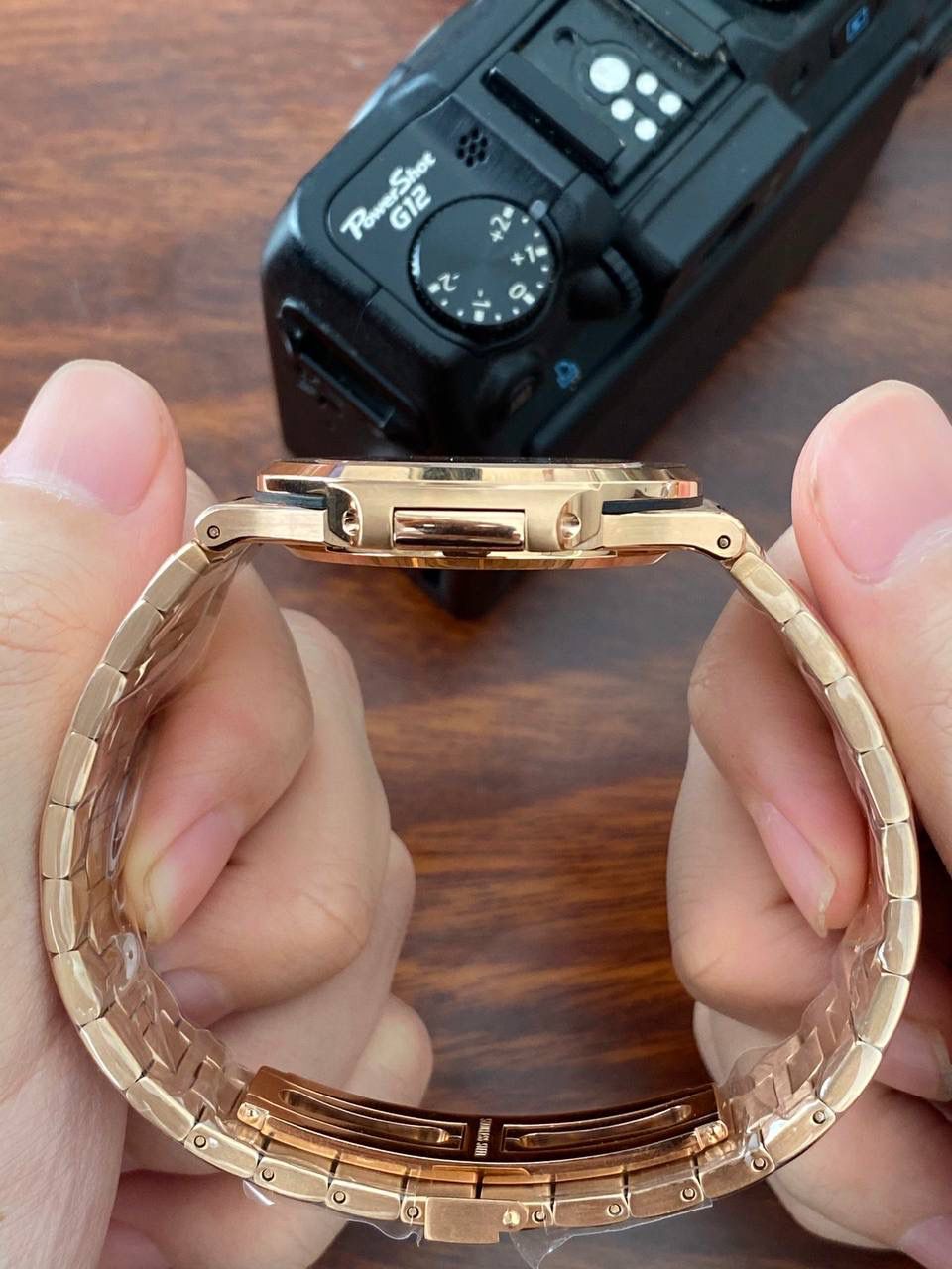 鹦鹉螺市场独家专用机芯，升级无噪音刻字版原版机芯🔥🔥 详细升级解读: 1.升级机芯全部精雕刻字，清晰不磨损，纹理做到极致。 2.升级自动陀片，采用瑞士超精密轴承，业界史无前例的安装陀片工艺。做到百分百降噪音。 3.原版机芯，无假夹版，无假摆轮，无假红宝石。WY-3k厂完整的复刻出3.3毫米的绝版高品质324SC机芯. 4..升级表盘刻度夜光超亮，而且整体做到和谐一致同步亮度。 5.鹦鹉螺经典蓝盘，目前改进与正品一致的颜色，秒杀其他工厂的表盘细节和做工。 6.日历窗口每一只手表做了水平正位，不出现偏斜遮挡。 7.把头调节档位顺畅度的多次调试，调试到最佳状态。使得升级版手雷调校时间和上链的手感畅顺 8.升级了整个手表厚度8.3毫米，完美实现全网最薄机械表，等同原装厚度。佩戴起来舒适无比。 9.重点强调324Sc机芯顺时针调日历，也就是由上往下调日历。注意辨析和正品一致。 10.调节时间的时候，拉表冠二挡。大秒针是不停止的。和正品也是一致。