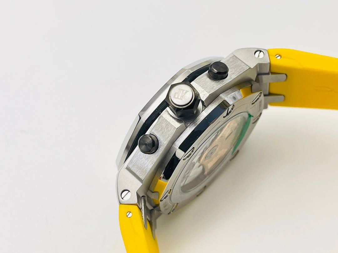 爱彼A P皇家橡树系列水果腕表！ 型号：26703 跑秒计时自动机械男表！搭载原版cal.3124机芯 直径：42MM！ 1⃣️表壳材质选用的904L精钢，经过CNC一次成型锻造了42MM的表径，表壳在经过拉丝工艺多次打磨抛光后做到了无懈可击，包括螺钉也一致还原！ 2⃣️表盘字面格纹错落有致，立体感很强。刻度线粗细程度以及长短均与正品保持一致。条钉时标内部填充超强夜光材料。两组小圆盘对称分布，就像两只小眼睛。盘面内有一圈一圈的放大环，细节处理很到位。 3⃣️橡胶表带表面的磨砂质感很强.采用无味不沾灰尘的进口橡胶，只为提高佩戴的舒适感！ 4⃣️前后玻璃都采用蓝宝石水晶镜面玻璃，镜面通透性也很强。这款腕表采用3124机芯，做到了外观和正品的极其相似，走时精准稳定！