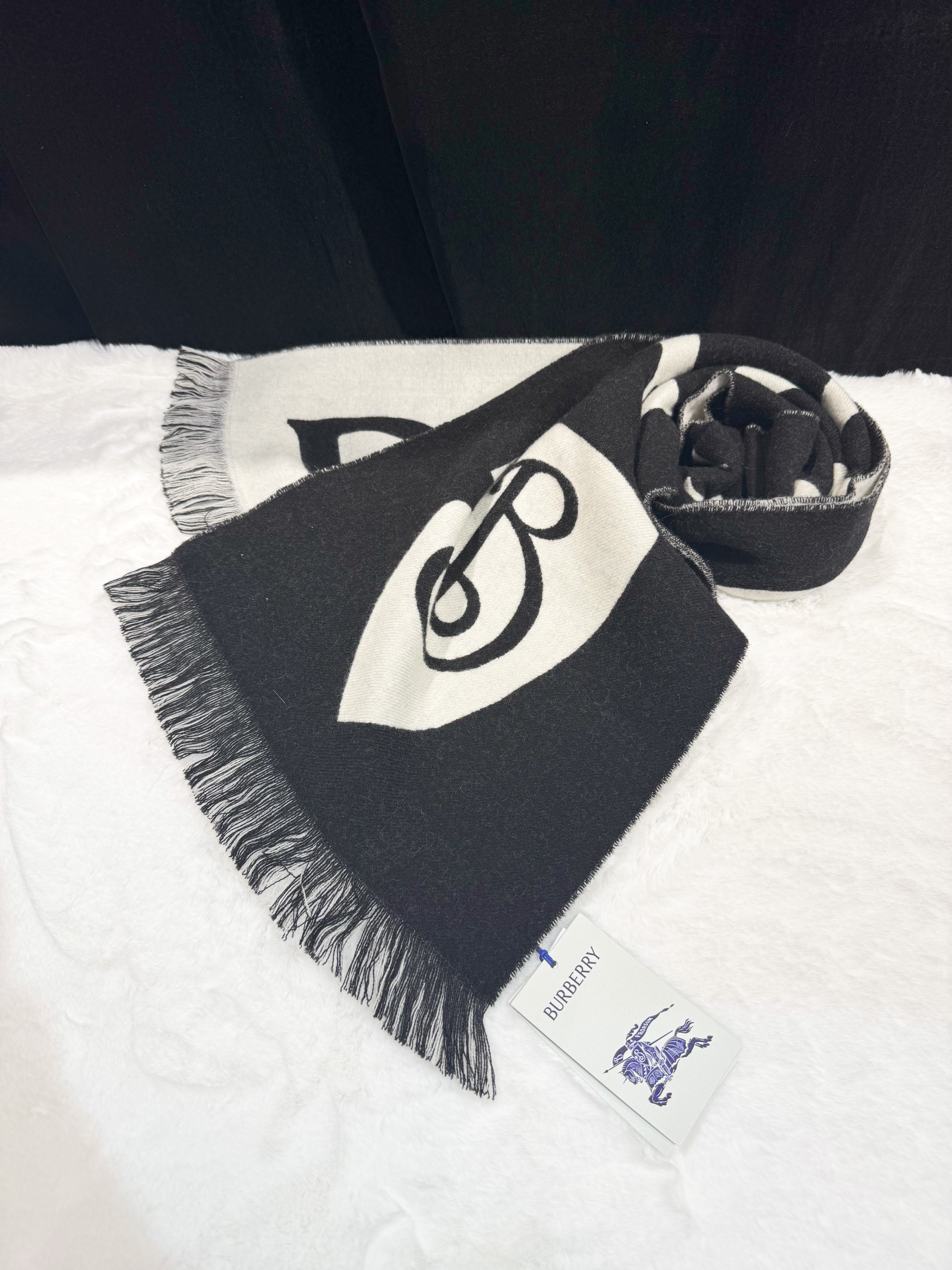 Burberry text wool scarf blk/w