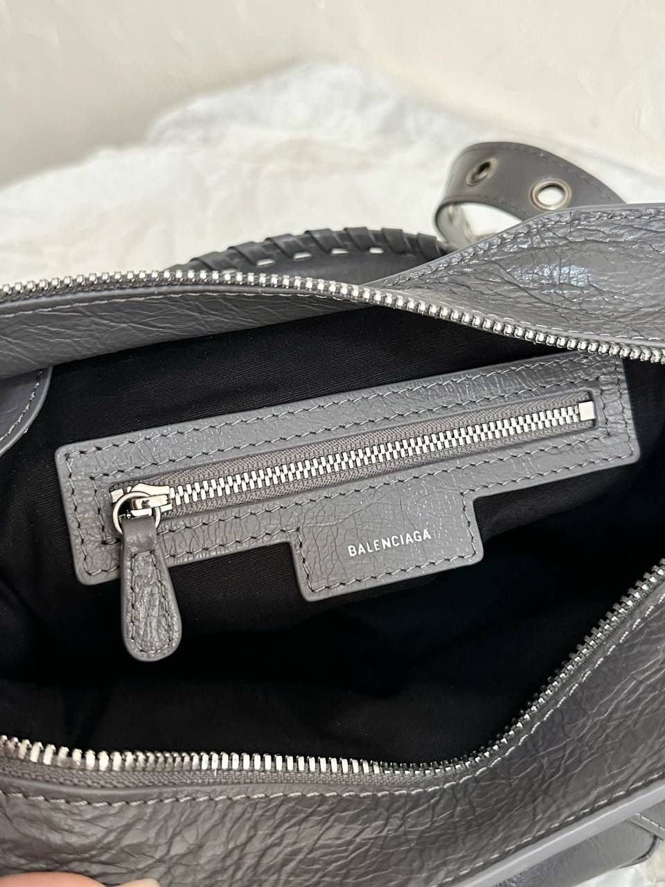 neo cagole 机车包xs 灰银色🌪️ 首先声明，我爱一切机车元素 无论是le cagole还是这只neo 喜欢大容量的姐妹冲这只 油蜡皮的不规则摔纹配上大量的五金配件 还有流苏拉牌➕爱心镜子➕零钱包挂件 极繁的魅力由此而来～ 辣妹酷妹冲冲！ 26×17.8×11.4cm700940m