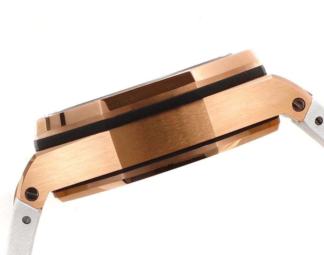 表盘以爱彼经典的大格纹为背景，一个个层次分明的方格排列，经过完美的打磨，将尽善尽美体现得淋漓尽致。三点位的日历表盘，在蓝宝石玻璃凹透镜的作用下，TPE扩大效果与原版一般无二。每一根大小表针，无论从各个角度来看都没有出现毛刺现象，这一点解决了大部分强迫症表友一直存在的烦恼！刻度与表针中间部位都采用瑞士进口夜光粉，每一个个体都做到手工填充，均匀饱满度是机器填充远远比拟不了的，亮度与发光颜色与原版几乎一致！机芯方面采用7750改3126的计时机芯，十二位的小秒，六点位和九点位的12小时计时与30分钟计时，完美的还原了原版的所有功能，经过JJF团队的精密打磨，大大提升了7750基础机芯的稳定性，缓解了一直以来计时机芯款式空有其表的尴尬现象！做到无可挑剔，堪称天花板级别，欢迎广大表友品鉴！💯🔥