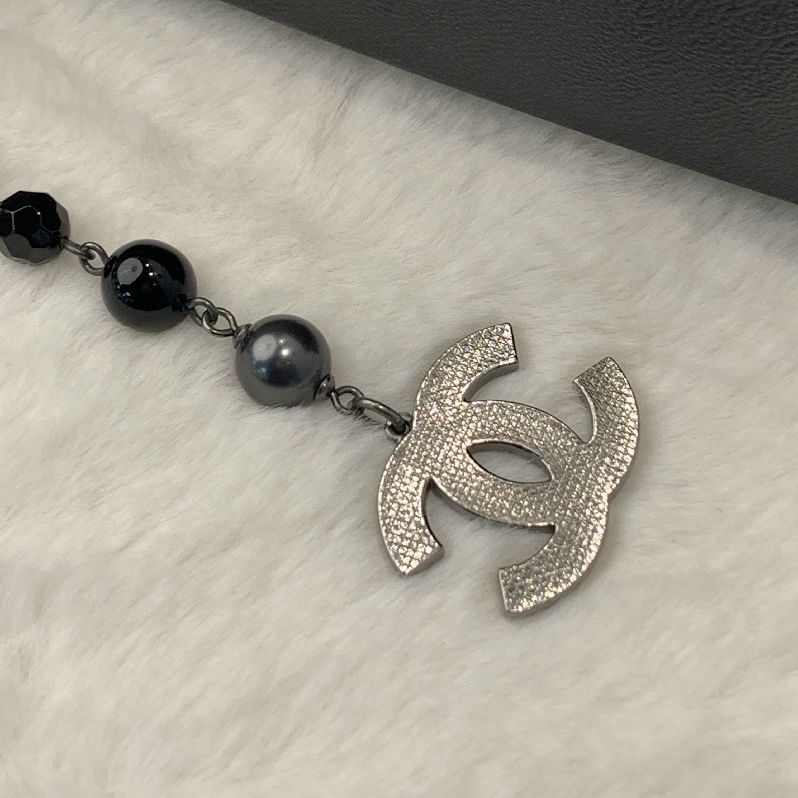 Chanel黑色配灰色珍珠手鏈大logo