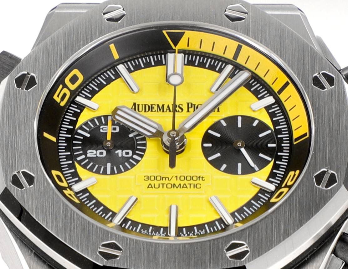 🚀AP爱彼皇家橡树系列水果腕表💯 型号：26703 跑秒计时自动机械男表 搭载原版cal.3124机芯 直径：42mm 超强夜光 1.表壳材质选用的316L精钢，经过CNC一次成型锻造了42mm的表径，表壳在经过拉丝工艺多次打磨抛光后做到了无懈可击，包括螺钉也一致还原 2.表盘字面格纹错落有致，立体感很强。刻度线粗细程度以及长短均与正品保持一致。条钉时标内部填充超强夜光材料。两组小圆盘对称分布，就像两只小眼睛。盘面内有一圈一圈的放大环，细节处理很到位。 3.橡胶表带表面的磨砂质感很强.采用无味不沾灰尘的进口橡胶，只为提高佩戴的舒适感 4.前后玻璃都采用蓝宝石水晶镜面玻璃，镜面通透性也很强。这款腕表采用3124机芯，做到了外观和正品的极其相似，走时精准稳定！！！