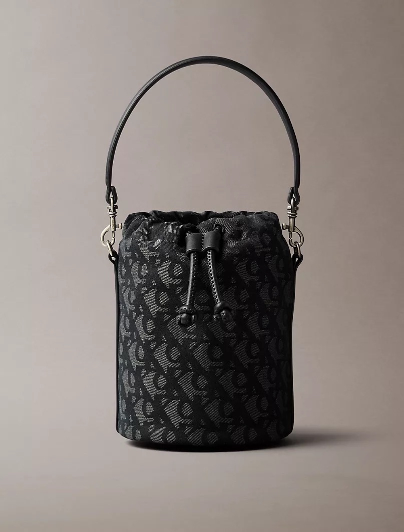 🛬🇺🇸🇨🇦Calvin Klein Allover Monogram Bucket Bag😎😎
