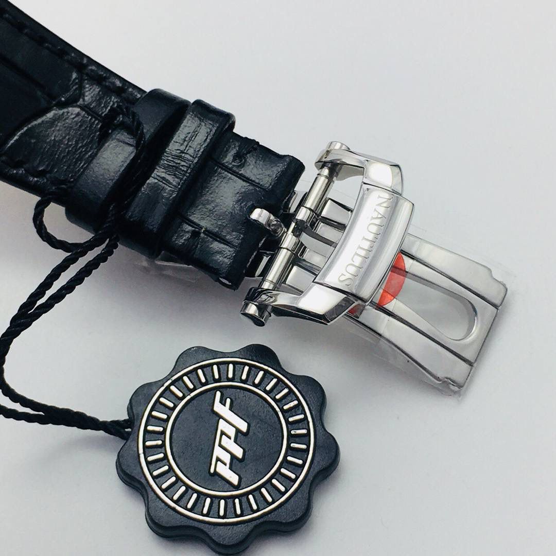 新力作 V4超级升级版 百达.翡丽鹦鹉螺重磅来袭！ 1：第一款真正意义上的超级鹦鹉螺，震撼来袭，全新修正的不锈钢表带，铰链部分根据真正的百达翡丽鹦鹉螺不锈钢表带拆解开发，和正品一致的贴合效果！ 2：逆袭之前所有副本，铰链开合角度和正品一致，锁毕声音和正品相同！ 3：重点指出此次V4版的面盘在采用与真品一致的覆荧光涂层金质立体时标，特别突出的“蓝魅”面无限接近原版！ 4：机芯方面是全新订制的修正版的一体芯Cal.324机芯，是目前唯一做到机芯的钢印与正品一样的雕刻工艺。