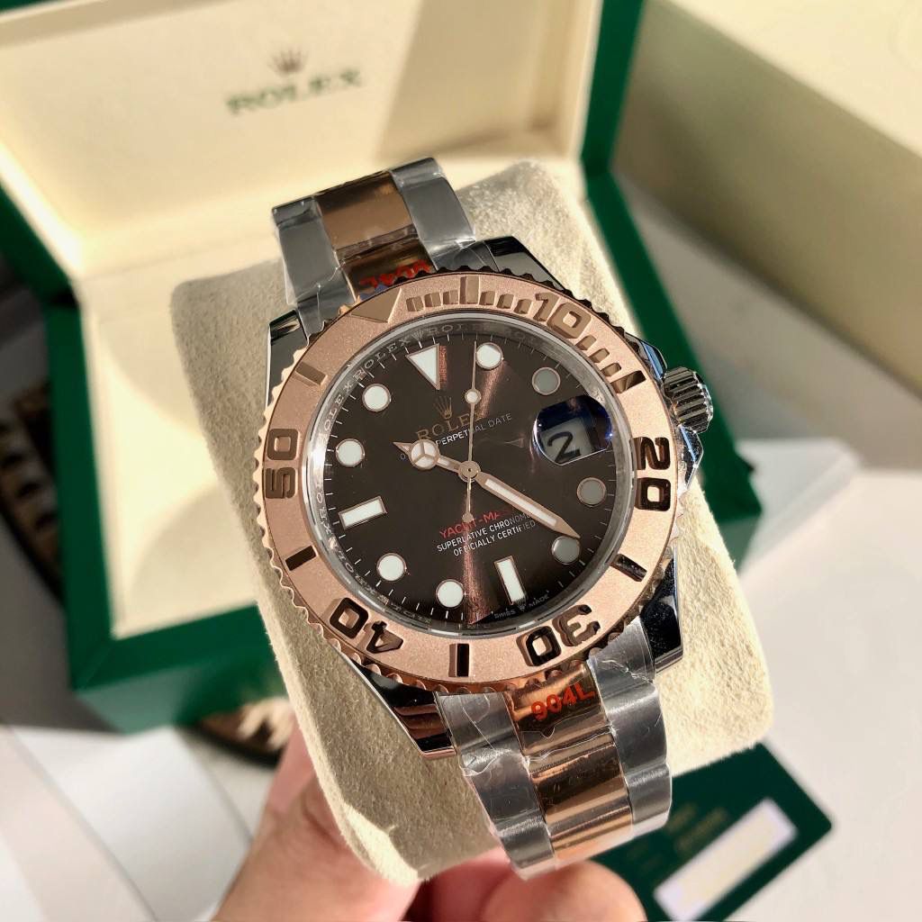 【经典名仕 一劳永逸】劳家爆款游艇名仕型系列m116621-0001男士腕表40mm间玫游艇出货，继续秉承AD家族优质特色、独家出品一表一码，三码合一 【机芯】搭载AD专注而制0️⃣返修、💯全新原装西铁城8215全自动机械机芯，走时精准，性能优异，动力储备高达48小时 【表壳】316L精钢表壳 高端同步防指纹[强]陶瓷圈口原版同步双向旋转，完美呈现与原版一致的弧度、光泽，超强高密度矿物质玻璃镜面，精致的做工完美秉承原装的潜水游泳🏊‍♀️性能 【字面】大厂同步超强夜光，夜光刻度、表针无瑕疵斑点、晶莹剔透，细节同步正品，内影圈刻字清晰，字体匀称 【表带】搭载316精钢表链可调节原装表扣