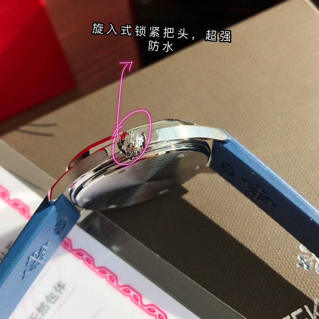 细节实拍‼️百达翡丽AQUANAUT 搭载原装瑞士石英机芯 。由100个零部件组成的一颗小而强大的内脏。真正做到零返修零误差！表盘设计也颇为独特，个性的浮雕表盘，精致立体字块。整个手表看起来立体感 高级感十足！玻璃采用蓝宝石超强硬度水晶玻璃。防反光 防刮花。进口热带复合材料橡胶表带，佩戴极为舒适贴手，适合各种手腕。搭配原装蝴蝶表扣 佩戴方便。最强舒适感😍🤟🏻