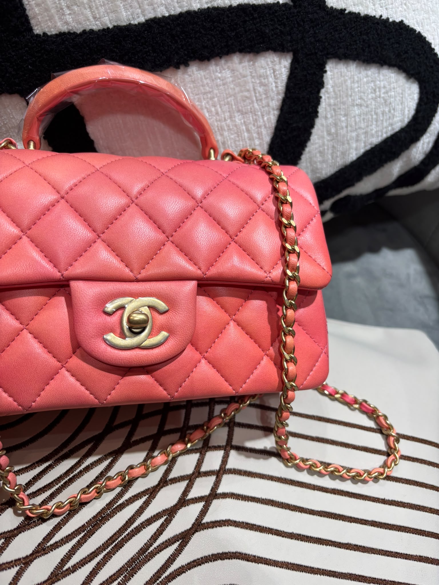全新 Chanel mini flap bag with Top handle cf20cm 100%Authentic,100% new全新貨品   ✅專門店收據✅晶片✅dust bag✅盒
