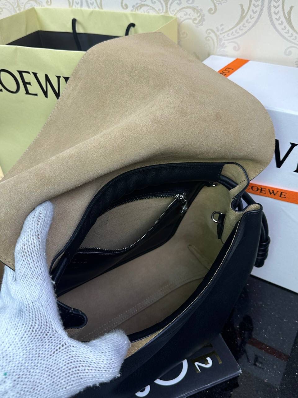 【全皮黑色】 𝙇𝙤𝙚𝙬𝙚 𝙁𝙡𝙖𝙢𝙚𝙣𝙘𝙤 𝙎𝙖𝙩𝙘𝙝𝙚𝙡 福袋款邮差包 ➕刺绣🅾️字母宽肩带 编码：062404 尺寸：𝟑𝟒-𝟏𝟐-𝟐𝟒𝐜𝐦 新款以经典福袋收缩打结为元素，采用内部麂皮➕外部进口小牛皮➕刺绣字母宽肩带的精致搭配打造全新升级款邮差包🅰️，可斜挎、肩背和手提，超大容量满足日常所需🎈