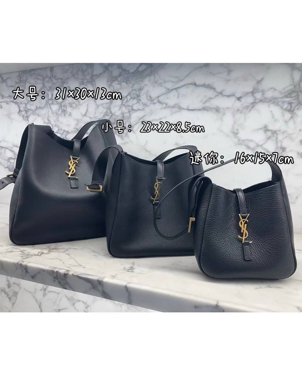 YSL hobo bag腋下包 仨尺寸，都有哈，看中⭕ 销量王🔥ys1 hobo bag腋下包 我和你们说，这只包看着普普通通 但是上身是真的很好看！ 第一次看到他们家有这种慵懒的腋下包 整个包都是柔软的原厂胎牛皮 又轻容量又大，真的很～～好背 这只包的灵魂在于圆滚滚中又有型 市场很多做得太挺括硬朗，那种货打咩啊❌ ZP开发⚠️全套包装哦～ 23×22×8.5cm713938m