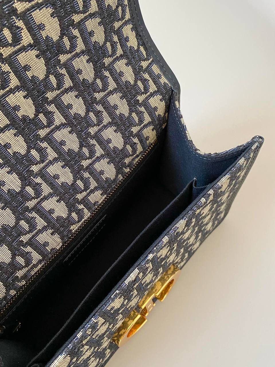 老花蓝 𝗗𝗶𝗼𝗿 𝗠𝗼𝗻𝘁𝗮𝗶𝗴𝗻𝗲蒙田30链条款🩵 自带法式复古感的经典爆款 当红炸子鸡的一只，实在太火了 链条肩带比皮肩带款更温柔女人些 隔几年再拿出来看，还是嘎嘎香 而且每年都在涨，早已经越来越难买 实用保值的首选！跟着买就对了！ 答应我，立马买！不要犹豫！ 25×16.5×8cm 大号/中号/小号都🈶!