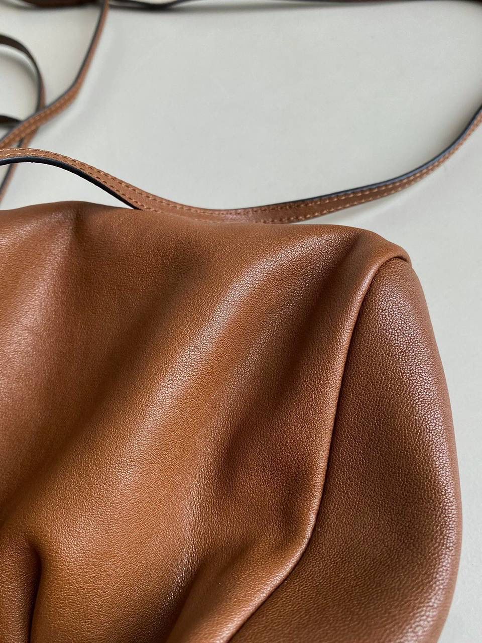 🈶焦糖棕 𝗠𝗶𝘂𝗠𝗶𝘂迷你小水桶 又一只可可爱爱的小斜挎 头层Nappa(纳帕)羊皮用料 柔软细腻有光泽，透出高级的质感 整个包都好软糯手感超治愈的！！ 自重是非常非常轻！日常还能装不少 两条细肩带很有个性，长度都可以调 夏天小包闭眼冲就是了，好实用 17×14×6cm，#F0051m