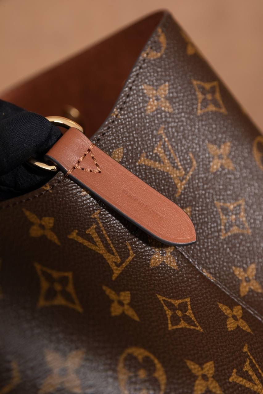 LV NÉONOÉ 水桶包 👜✨ 这款真的是经典中的经典，很多人第一只 LV 都选它！！ Size：26 × 26 × 17.5 cm，容量很可以，日常东西统统装得下～ 水桶包原型来自 1932 年的香槟袋， 经典又耐看，不分年纪，背起来都很有感觉。 又能装、又好搭，休闲穿、正式穿都 OK， 属于那种越背越喜欢、怎么都不会过时的款 💖