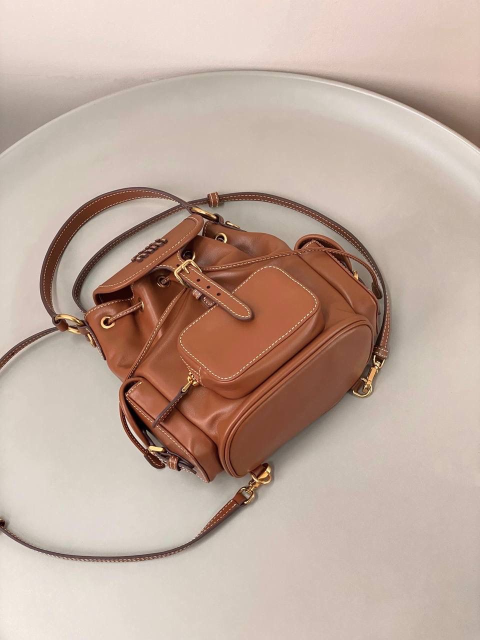 🈶干邑色小号 𝐌𝐢𝐮𝐌𝐢𝐮 双肩包·牛皮 万众期待的全皮款双肩包！ 它终于出来了，天天被催爆🤪 只有真的好看好背才能一直被惦记 全皮很有质感，手感超级软乎 自重很轻！容量也足够日常 再挂上可可爱爱的挂件呼呼～ 太好看了！！可以闭眼入 小号：18×22×11.5cm #F0060m 大号：25x29x12.5cm