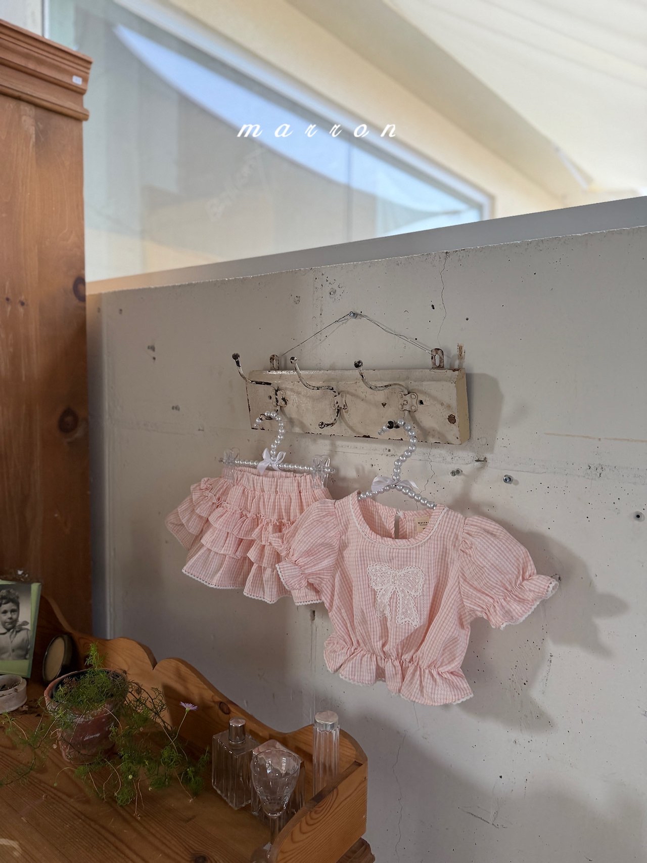 ☀️預訂 韓國直送☀️🇰🇷Marron兩色蕾絲絲帶貼花花邊格紋泡泡袖上衣