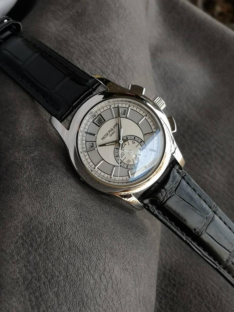 2024墙裂推荐 重金打造经典时计】——百达.翡丽复杂功能系列5905R-010重磅登场，迄今推出的首款Nautilus复杂腕表，以超复杂的工艺技术打造休闲运动腕表。 1⃣️小身板大能量：尽揽以下功能∶12点位日历功能 10点位星期功能 2点位星期功能 6点位24小时。所有功能都可正常使用。 2⃣️机芯采用复刻版Cal.240自动上链机芯，在实现外观的逼真前提下，功能一并完美诠释。 3⃣️改装大师独立制表人，倾情参与定制改装表盘颜色，给予独一无二的腕表增添有趣的灵魂！ 匠心力作 欢迎各位表友品鉴！