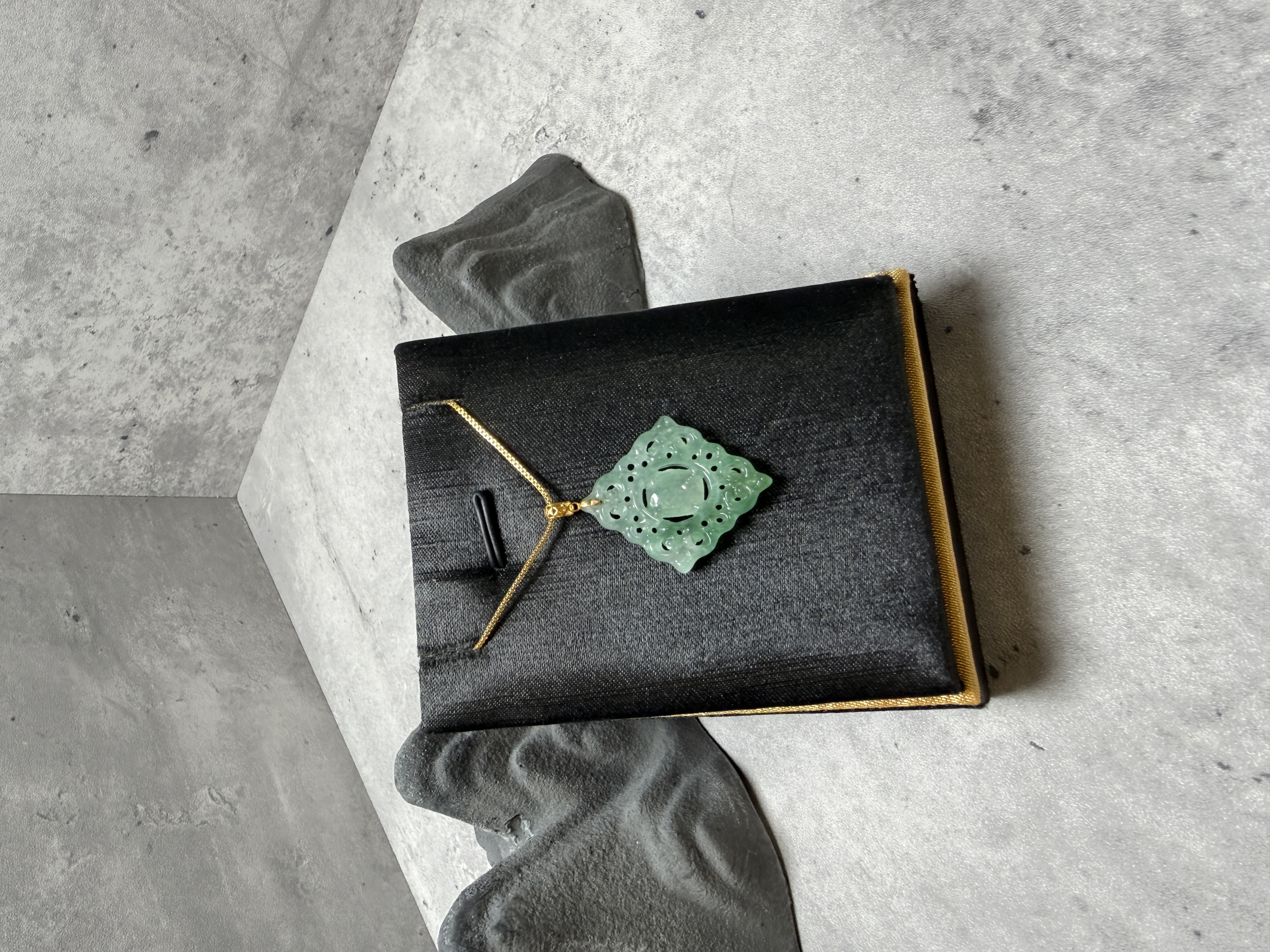 龍紋鏤空翡翠18K吊墜