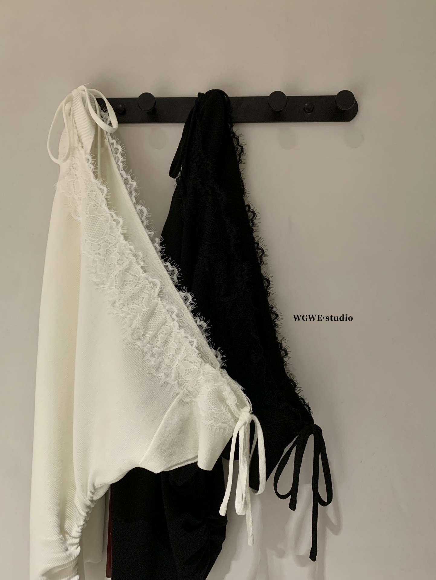 1794 Black tie-strap top | 黑色绑带露肩上衣