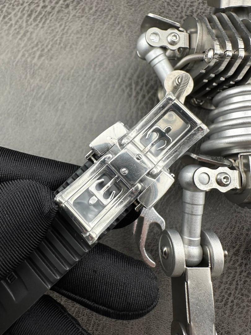 百达翡丽Aquanaut系列😎 【表壳】40.8MM表径，不锈钢材质，圆润的八角壳型恰到好处，表壳左侧的鲨鱼鳍型设计，是可以前后快调中央镂空时针的按钮，这枚指针可以用来指示第二时区时间。 【表盘】黑色浮雕表盘，金属立体字块，覆荧光涂层时标。3、9点钟分别显示”HOME”与”LOCAL”的方形昼夜视窗，蓝白二色各自代表晚上与白天，6点钟位置是指针式的日期盘。 【机芯】成功实现百达翡丽5164A-001内载的324 SC FUS自动上链机芯功能，大三针基础机芯上搭载两地时间模组。 配有休闲气息的Tropical表带，正是为年轻世代所准备的奢华运动表。