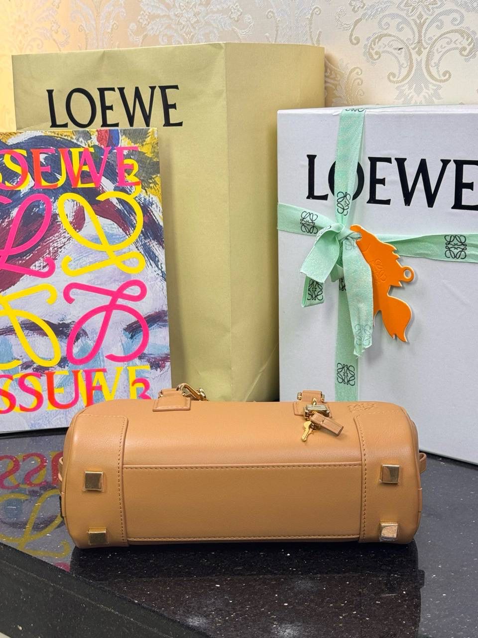 🎈𝗔𝗺𝗮𝘇𝗼𝗻𝗮 23 𝗖𝗿𝗼𝗽𝗽𝗲𝗱保龄球包 ——【杨幂同款‼️独家新品】 尺寸：𝟮𝟯-𝟏𝟏-𝟏𝟎𝗰𝗺 编码：012404 【配全套礼盒】 ❤️采用超柔纳帕小牛皮•延续标志性𝘈𝘮𝘢𝘻𝘰𝘯𝘢标识搭配小挂锁🔒作为新图标•重塑为修长法棍比例。 ❤️外部双拉链设计•搭配可调节可拆卸的长肩带•多样化背法😎容量大•小巧包型为当下时尚之追求。