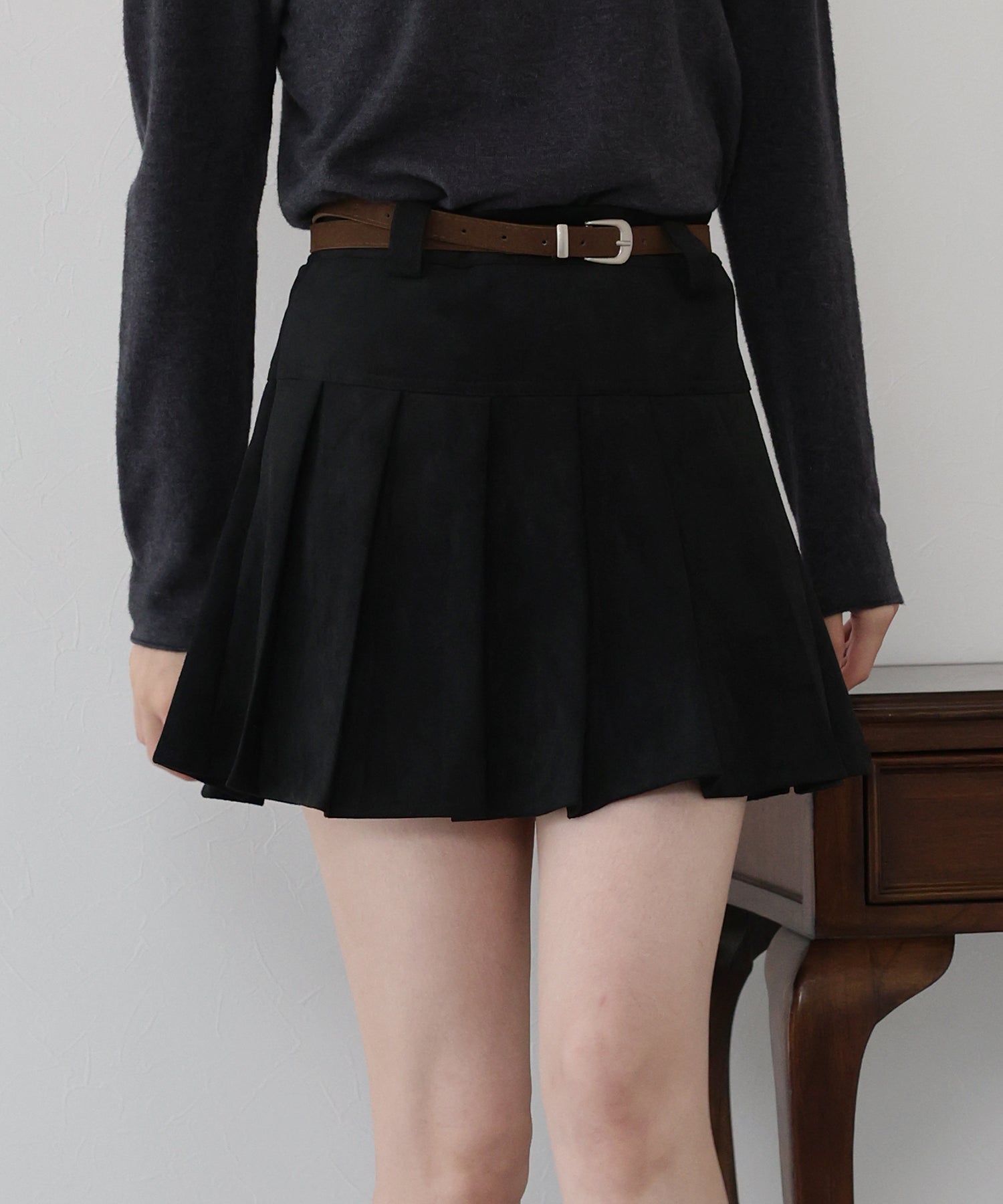<限量現貨><JP> 麂皮質感褶皺短裙褲 (附 belt) * 2色入 