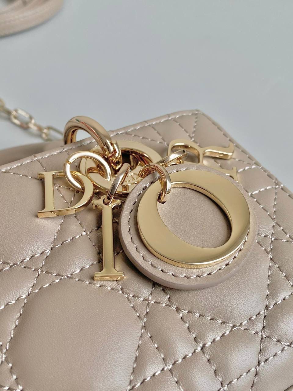 榛果超迷你🤎🤎 𝗗𝗶𝗼𝗿 𝗗-𝗝𝗼𝘆 𝗯𝗮𝗴羊皮，新色 时尚果然就是轮回，回归了一把中古戴妃 长方包形，短链条➕细长肩带直接封神！！ 复古时髦感超强，真是什么场合都可以把住 绝对是lady中的天花板了，强势出圈啦姐妹们😍🤩 17.5×10.5×6cm