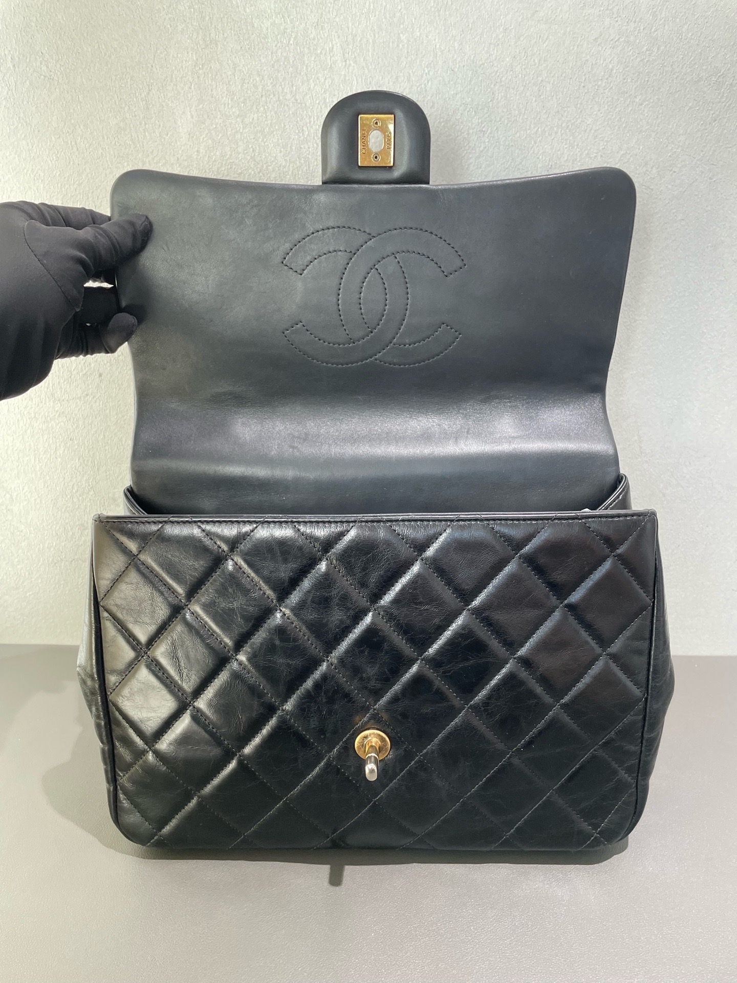 【預訂貨品】 Chanel 黑金油蠟皮 復古郵差包