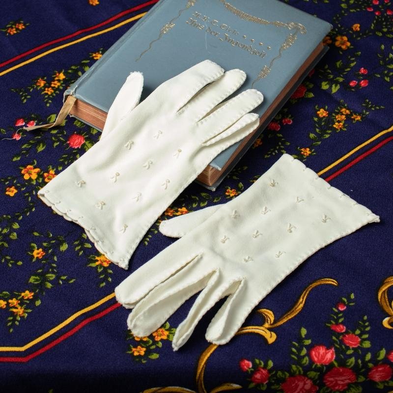 Vintage Embroidered Wrist-Length White Fabric Day Gloves (MT331)