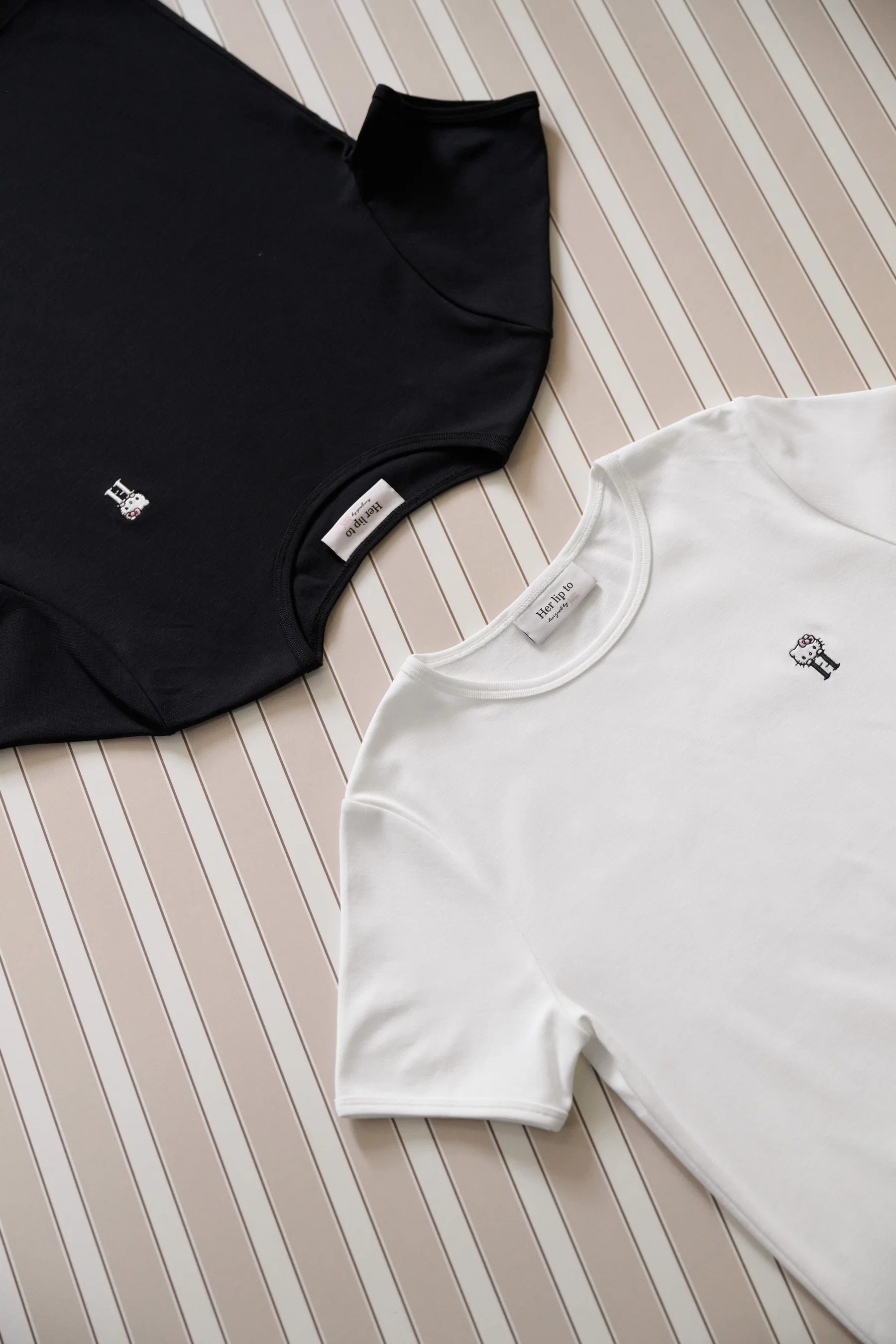 🎀【預訂】Her lip to × Kitty Embroidered Tee B