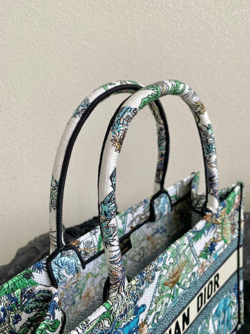 🈶丛林绿，中号 𝗖𝗗 𝗕𝗼𝗼𝗸 𝗧𝗼𝘁𝗲 23限定购物袋 对于我这种偏爱彩色的来说，简直惊叹 不得不说被这只戳到，好美很适合去度假🏖️😍 印度异域风情，大自然永远有的灵感 绿色的繁茂植物和幸运星结合在一起 有种扑面而来丛林夏日的神秘，且高级🌳 多元素的文化交流，是一只行走的艺术品 36.5×28×17.5cm