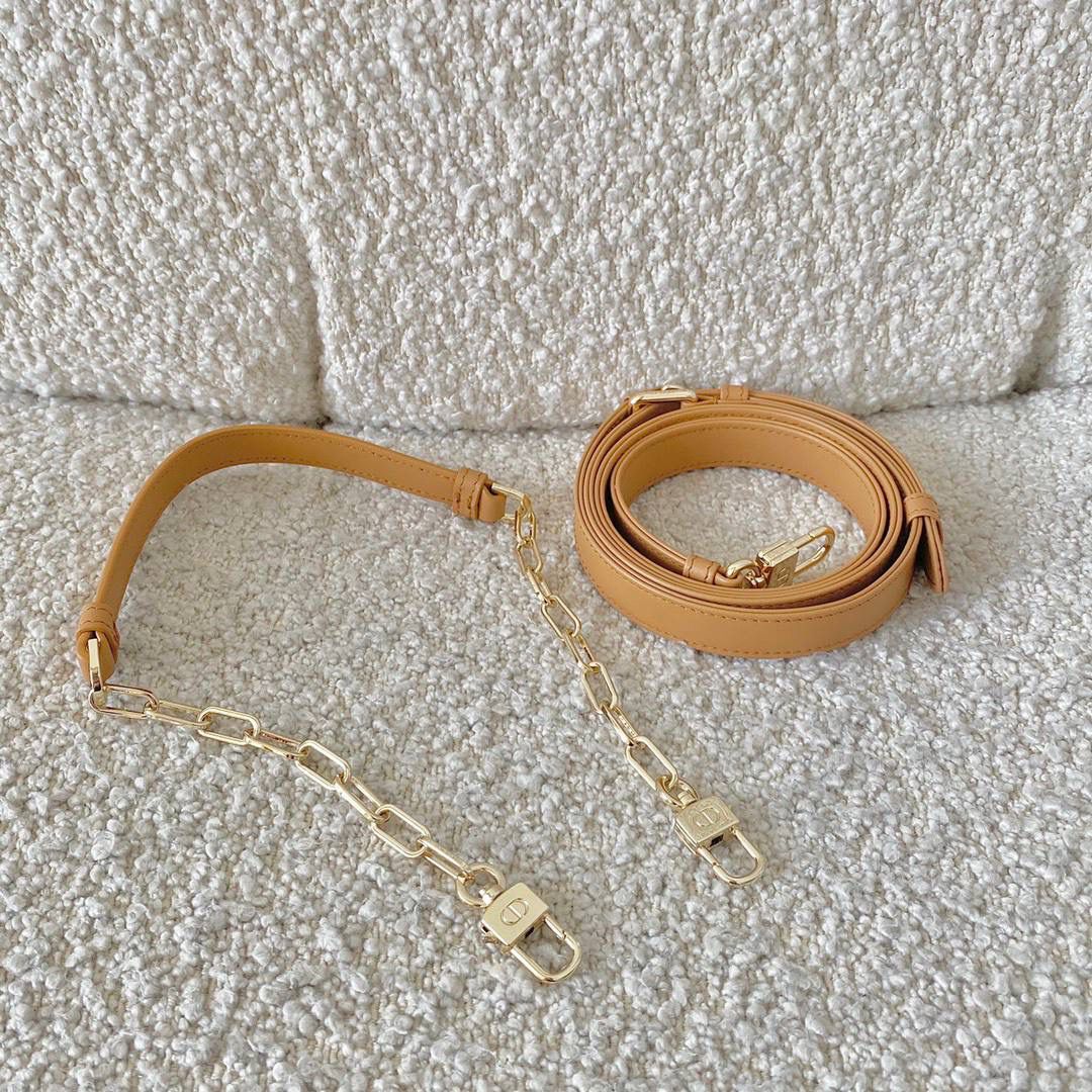 𝗗𝗶𝗼𝗿 𝗗-𝗝𝗼𝘆 𝗯𝗮𝗴拉菲草（横版） 时尚果然就是轮回，回归了一把中古戴妃 全新拉菲草材质编织立体菱格，有种野奢感 这两年草编包很火，高级的度假风 长方包形短链条➕细长肩带直接封神！！ 我要迫不及待到夏天啦，想去浪的心啊🏝️❤️‍🔥 26 x 13.5 x 5cm