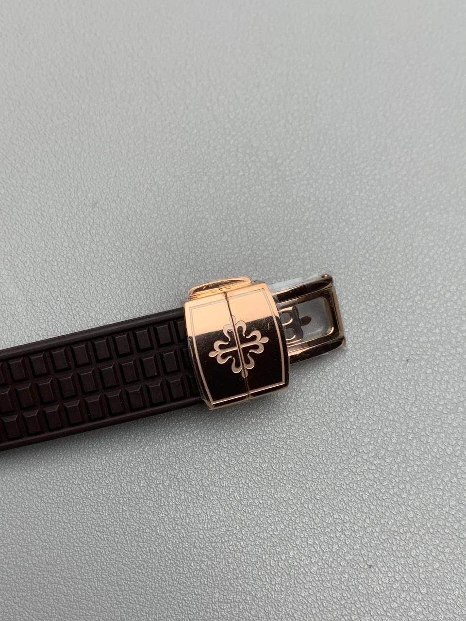 百达翡丽 5067A 手雷 石英女表 ——PPF继续购入原装PP--5067A腕表，独立拆解开模。完美还原PATEK PHILIPPE--5067A全系列石英腕表，带来全网最佳的复刻产品和极致体验。 【表带 扣】 1.采用与原装一致的天然复合橡胶（Tropical）材质，经久耐磨，可抵抗海水侵蚀和紫外线辐射。 2.完美克隆Aquanaut最新表扣，即使在非常细小的拐角处上也做有倒角润饰，确保还原正品般的舒适感。 【表壳】 1.腕表尺寸35.6X7.7mm 圆润的八角形表壳与原装一致，保持着复古的造型和精湛的打磨。 2.旋入式把头设计和实心底盖吻合与原版 3.表圈镶嵌46颗顶级施华洛世奇水晶（共计1克拉） 【机芯】 瑞士石英机芯改PPCal.E23-250芯。走时稳定，续航持久，性价比超高。